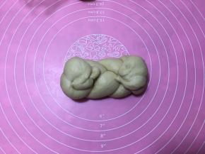 将两头向中间方向压好。