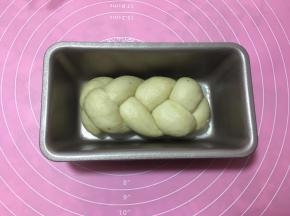 然后摆放在模具中。