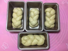 其它辫子也同样方法整理好，放进模具中。