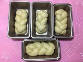 其它辫子也同样方法整理好，放进模具中。
