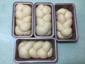 面包发酵好后取出，烤箱进行预热，温度为165度。