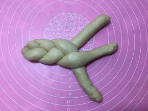 然后将编好的一半的辫子翻面过来。