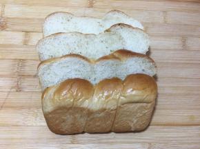 将吐司切成四片。