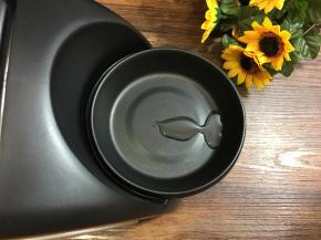 将发热盘中倒入适量油。