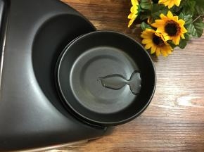 将发热盘中倒入适量油。