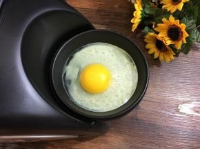 倒入一个鸡蛋进行煎鸡蛋。
