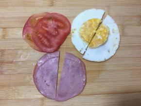 将准备的材料切成合适的大小。