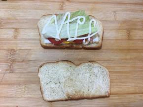 再挤上沙拉酱，如果不喜欢沙拉酱，也可以换成其它酱。