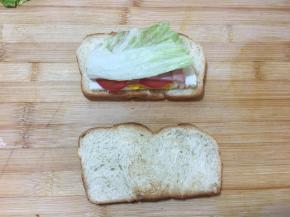 取一片烤好的吐司片，将材料摆放好。