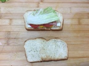 取一片烤好的吐司片，将材料摆放好。