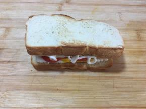 最后再盖上一片烤好的吐司片。香蕉吐司三明治就做好了。