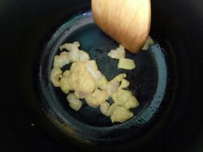 把鸡多余的油脂放入砂锅