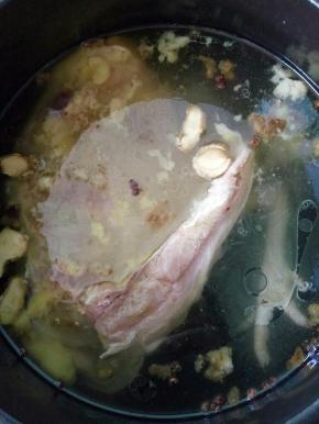 加入适量水、姜片、花椒和鸡