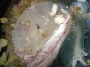 加入适量水、姜片、花椒和鸡