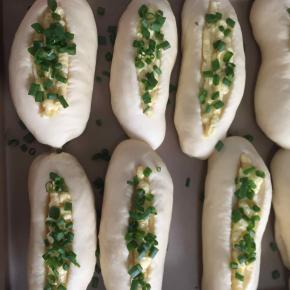 取出发酵好的面包，烤箱180度预热，在面包上竖的用刀片割一刀，（深浅自己喜欢，我割的比较深，可以多挤点蒜泥酱），然后在周围抹上蛋液，撒上葱花，放入预热好的烤箱中，180度烤17分钟。