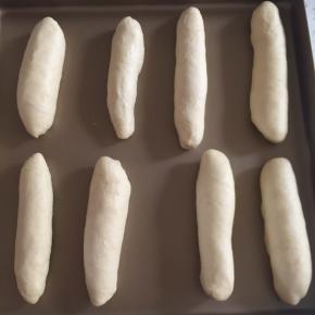 发酵好的面团，拿出来排气，然后分成8份揉圆，盖保鲜膜静置10分钟。然后整成橄榄型放烤箱发酵1小时，温度大概35度。