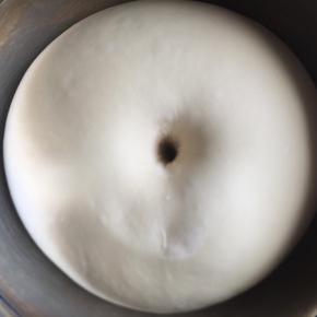 发酵2-2.5倍大，手指沾面粉戳进去，洞不反弹即可