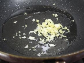 锅内烧油，先加蒜、姜炒味，粉丝入锅进行翻炒