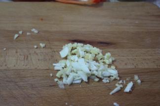 首先将鲜虾洗净，去头去壳去虾线，姜、蒜切粒，温水泡粉丝以待用