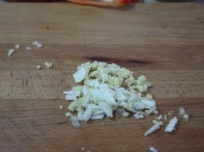 首先将鲜虾洗净，去头去壳去虾线，姜、蒜切粒，温水泡粉丝以待用