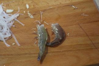 为了方便食用，建议将处理好的虾仁切成粒