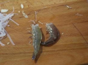 为了方便食用，建议将处理好的虾仁切成粒