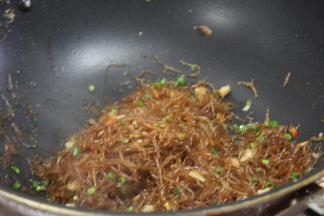 加鸡汁、鸡精、味精、美极鲜调味，一点要小火翻炒，不然火太大容易炒的太干甚至炒焦