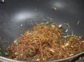 加鸡汁、鸡精、味精、美极鲜调味，一点要小火翻炒，不然火太大容易炒的太干甚至炒焦