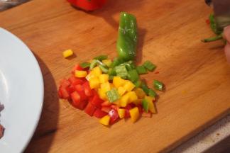 锅内倒油并烧熟，随后将三椒用油过一遍，然后捞起来待用，这样可以先增加它们的脆感，使口感更好