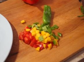 锅内倒油并烧熟，随后将三椒用油过一遍，然后捞起来待用，这样可以先增加它们的脆感，使口感更好