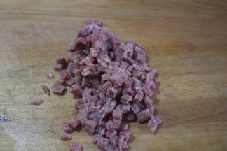 接着将青红椒、洋葱、黄灯笼椒洗净并切成小粒待用