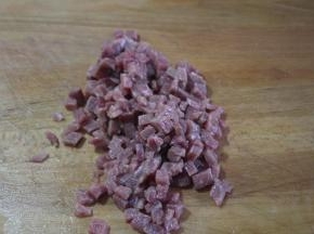 接着将青红椒、洋葱、黄灯笼椒洗净并切成小粒待用