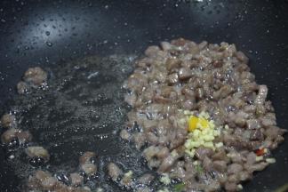 翻炒均匀后，青椒、红椒、黄椒入锅，一起翻炒入味