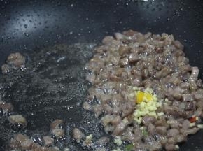 翻炒均匀后，青椒、红椒、黄椒入锅，一起翻炒入味