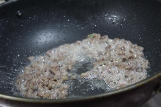 接着加入姜、蒜、黑椒汁、鸡精、味精、鸡汁、美极鲜调味