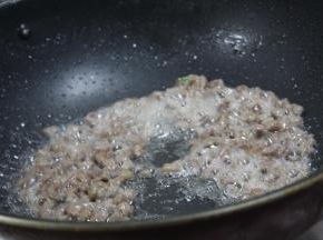 接着加入姜、蒜、黑椒汁、鸡精、味精、鸡汁、美极鲜调味