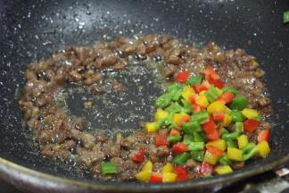 起锅后将炒好的五彩牛肉粒装入窝头内即可