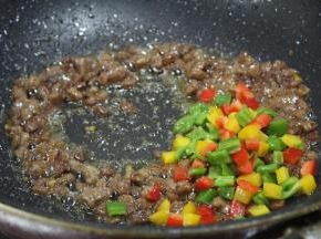 起锅后将炒好的五彩牛肉粒装入窝头内即可