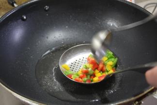 将切好的牛肉粒进行翻炒，为了保持牛肉的鲜嫩，不易炒的过久，炒到牛肉变色即可