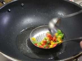 将切好的牛肉粒进行翻炒，为了保持牛肉的鲜嫩，不易炒的过久，炒到牛肉变色即可