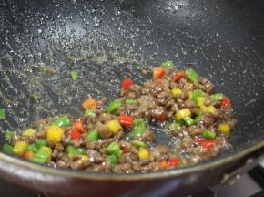 最后打薄芡倒入锅中收汁