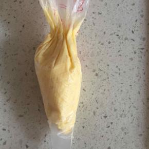 发酵的时候我们制作蒜泥酱。黄油室温软化，蒜瓣切成泥，然后黄油，蒜泥，盐混合均匀装裱花袋备用。