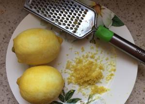首先挑选柠檬，个大的，软的熟的，这样水分多些，把柠檬洗净，很多表面都有一层蜡，一定要搓洗干净，来回滚动摔打柠檬，不要摔破，这样可以增加出汁。取其中两个柠檬，擦掉最外层的皮，柠檬的香气主要在外皮上，但是不能擦掉白瓤，会苦的，仅仅最外层的皮。