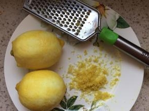 首先挑选柠檬，个大的，软的熟的，这样水分多些，把柠檬洗净，很多表面都有一层蜡，一定要搓洗干净，来回滚动摔打柠檬，不要摔破，这样可以增加出汁。取其中两个柠檬，擦掉最外层的皮，柠檬的香气主要在外皮上，但是不能擦掉白瓤，会苦的，仅仅最外层的皮。