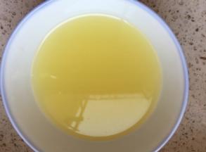 取柠檬汁。把4个柠檬对半切开，压出汁，大概120克左右。如果特小特硬的柠檬，是出不了这么多的，一定要够量哦120克，即便不够也至少100克。