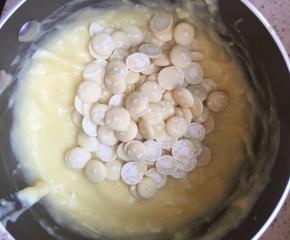 离火后，放入巧克力币，搅拌至巧克力融化，我选择的巧克力是一般般甜的，本人不喜太甜，整个过程没有放糖，出来成品是微酸口感的，如果不喜酸的人，在上一部熬柠檬酱的时候放糖，根据巧克力甜度放糖量。