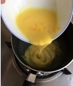 鸡蛋两个磕入碗中，搅匀，锅中放柠檬汁柠檬皮屑，倒入鸡蛋液，开最小火，一直搅拌不停，直至柠檬酱浓稠后停火。