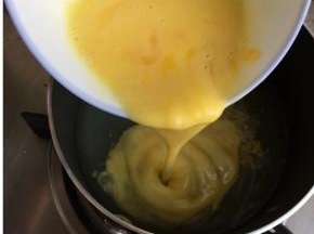 鸡蛋两个磕入碗中，搅匀，锅中放柠檬汁柠檬皮屑，倒入鸡蛋液，开最小火，一直搅拌不停，直至柠檬酱浓稠后停火。