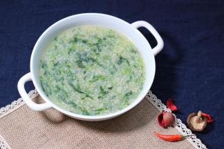 先将小米洗净放入蒸笼加水蒸半小时，再将菜心洗净切末，根切细一点，叶子切粗一点。因为叶根比较粗不易熟，叶子太细容易成渣，这样可以让青菜的口感更好一些