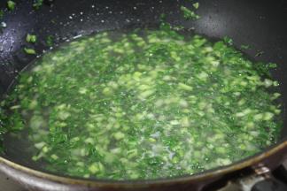 接着将蒸好的小米入锅，加入盐、鸡精、味精调味